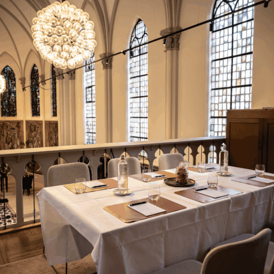 Gedekte tafel vergaderarrangement
